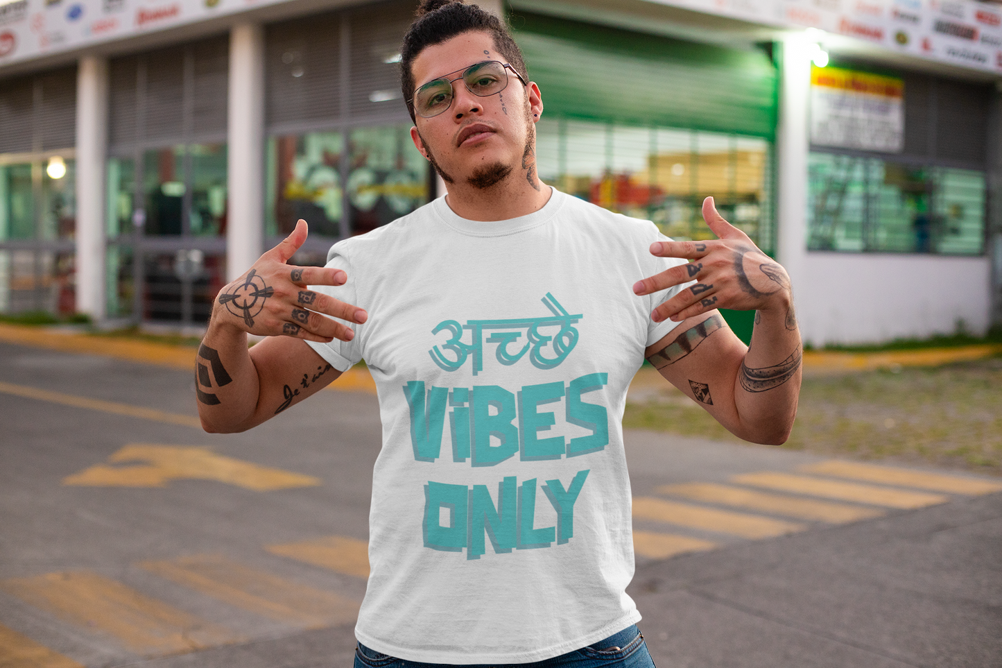 अच्छे Vibes Only - Men's Casual Tee